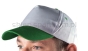 biała czapka baseball z zielonym daszkiem 