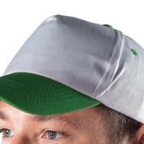 biała czapka baseball z zielonym daszkiem 