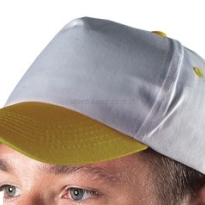 biała czapka baseball z żółtym daszkiem 