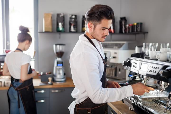 barista robi kawę