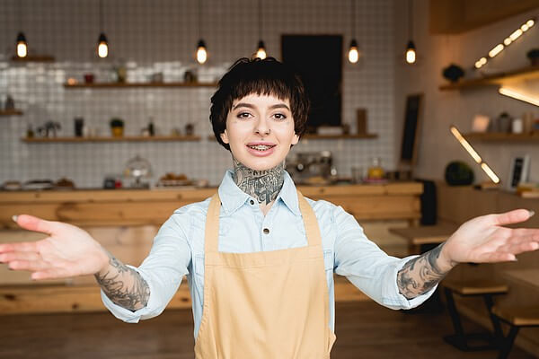 kelner z tatuażem