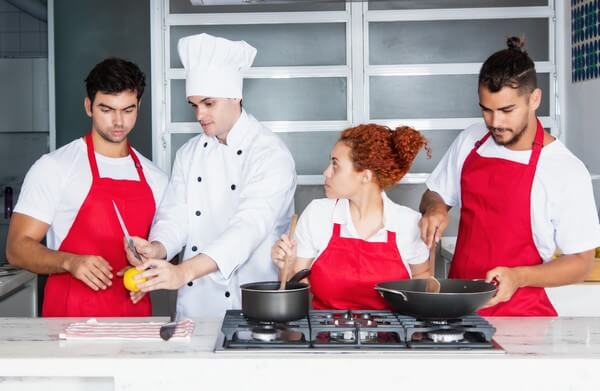 jak dbac o pracownika restauracji