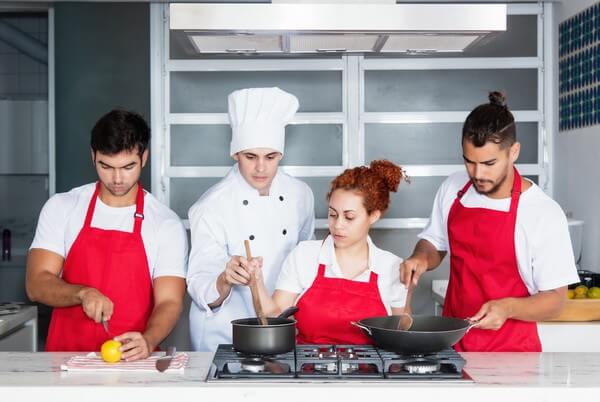 pracownicy w restauracji
