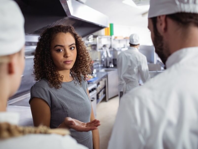 Jak mądrze eksploatować odzież w branży gastronomicznej?