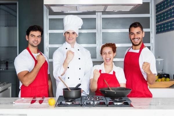 Jak dbać o pracowników restauracji, aby chętniej przychodzili do pracy?