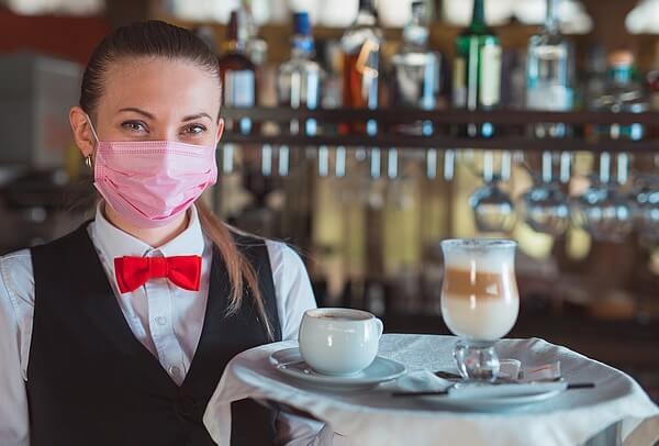 Jak noszenie maseczek wpływa na komfort pracy w restauracji? 