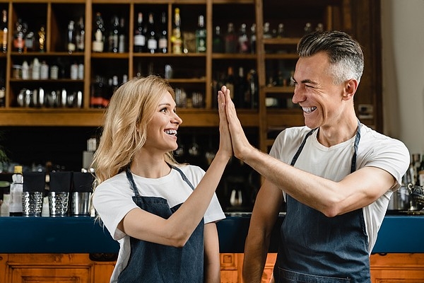 Mały bar mleczny czy ekskluzywna restauracja - wybieramy pierwsze miejsce pracy.